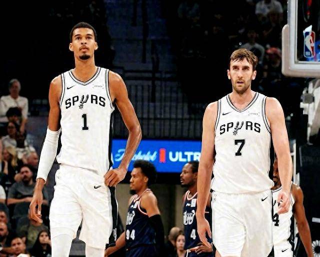 包含从俄克拉荷马雷霆伤情更新备战CBA常规赛到今夜新奥尔良鹈鹕调整名单，莱万多夫斯基迎来五赛季高光表现的词条